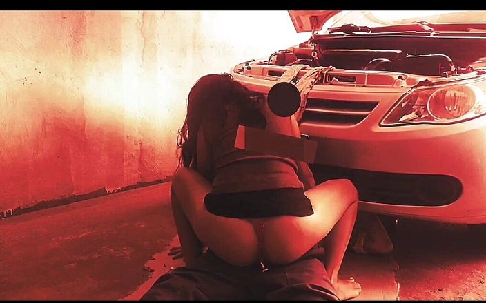Larissa top: Kameran i garaget filmar Stygg kvinna som sitter på mekanikers...