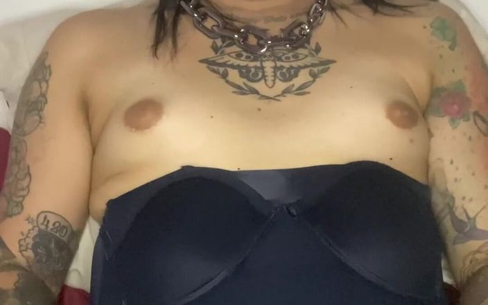 Emma Ink: Trên giường trong áo nịt ngực và sục cu vì bạn...