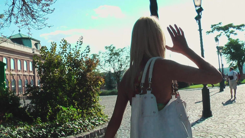 Julia Reaves world: Une MILF blonde à forte poitrine vide un inconnu en public...