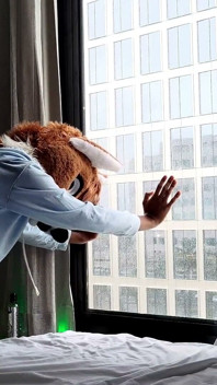 Femboy fursuit без презерватива трахається перед вікном