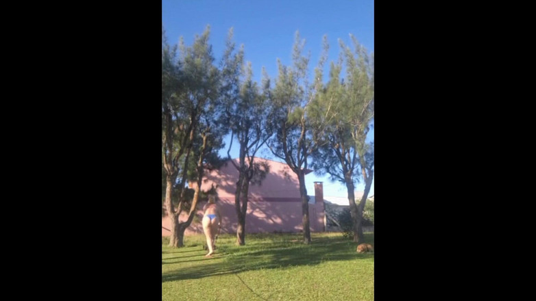 Priscila: घर के बगीचे में बिकनी पहनी सौतेली मम्मी अपने सौतेले बेटे के लिए अपने नए कपड़े दिखाने का वीडियो बनाती है।