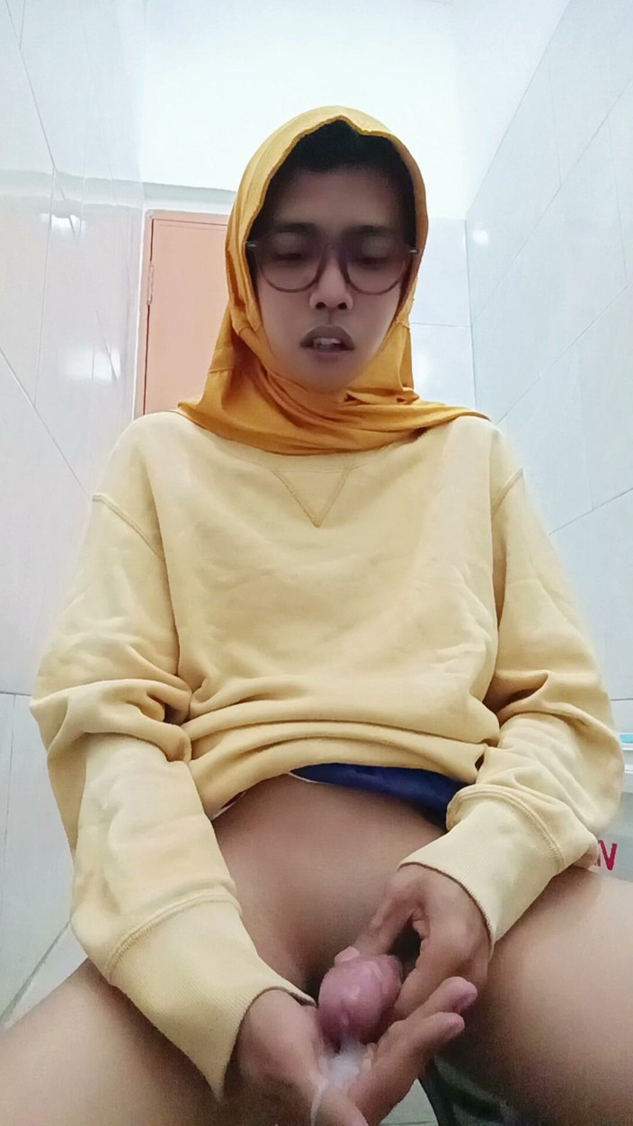 MaureenNadh: Hijab asiática Femboy se masturba em público no banheiro do...
