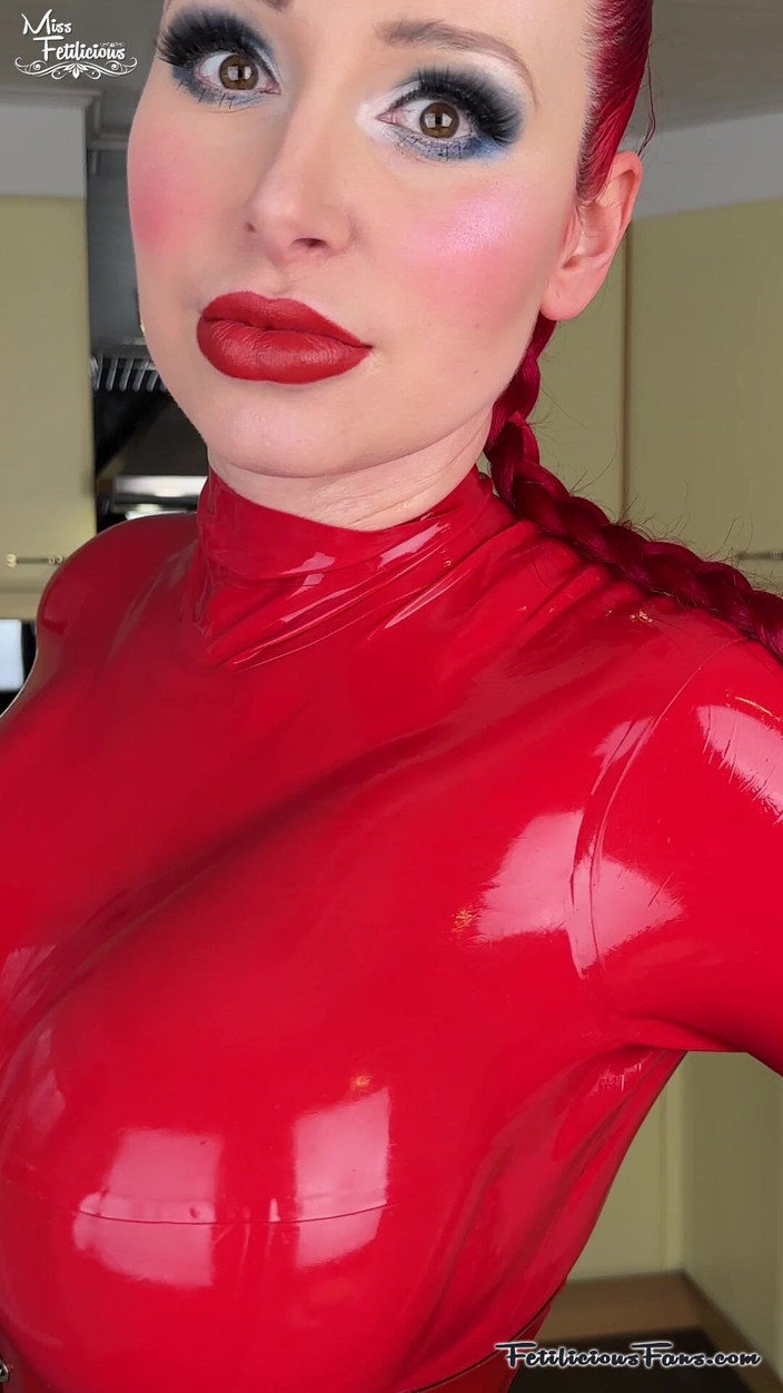 Miss_Fetilicious: Är du redo att överlämna dig till din latexälskarinna?