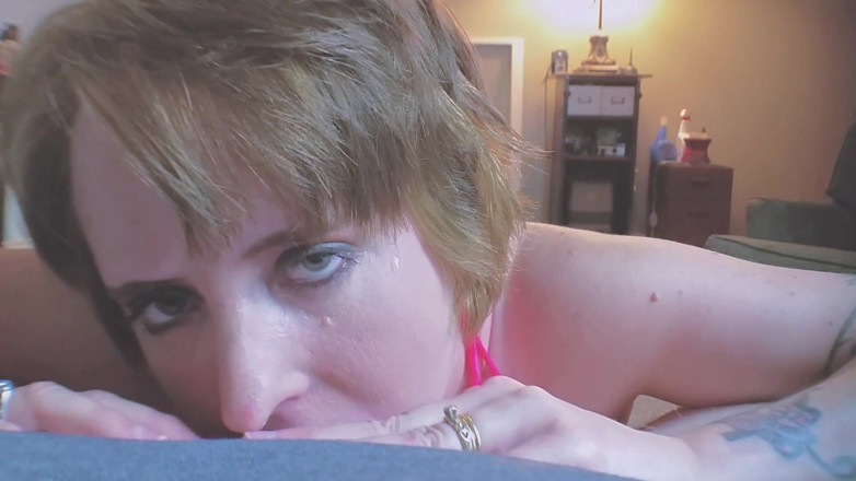 Kennedy Channing: Blonde MILf mit dicken titten beim masturbieren erwischt
