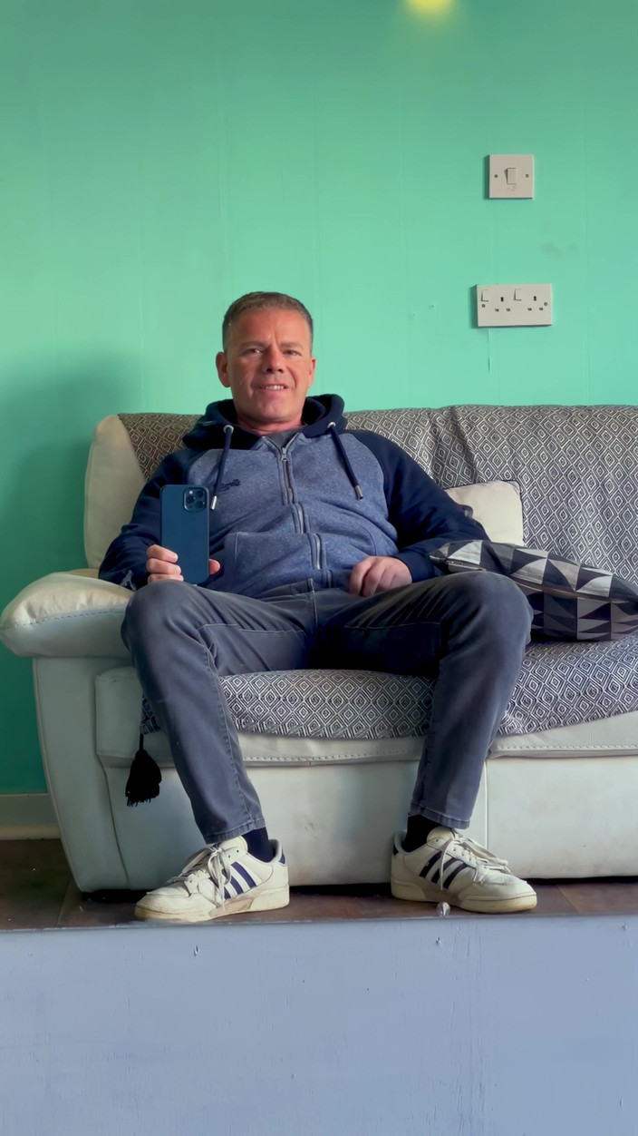 NakedFoxx: Riskanter Friseurladen, spermareiben zum orgasmus mit Leuten in der Nähe