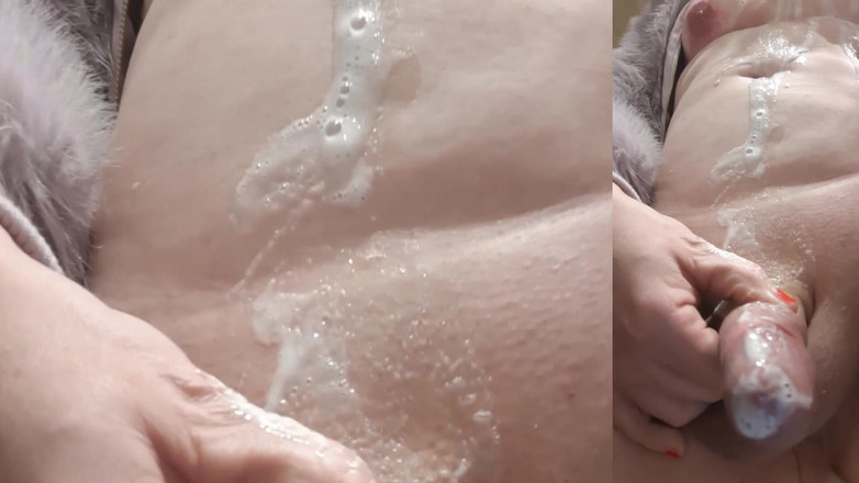 Trans fur bitch: Transweekdayfurslut Zeigt Schwanz Und Titten in Lila Kunstpelz