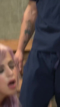 Una ragazza tatuata schizza dopo essere stata scopata dalla macchina del sesso