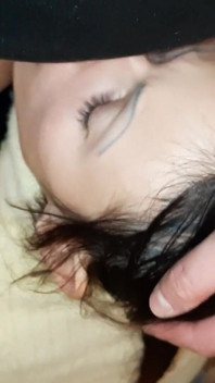 我的女友等到我撒尿，这样她才能舔我的阴户