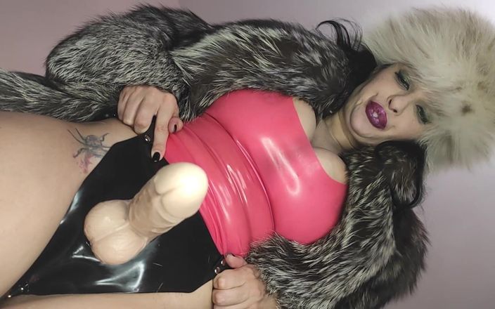 Princess18_: Gudinnan i pälsar och latex, strapon, spruta