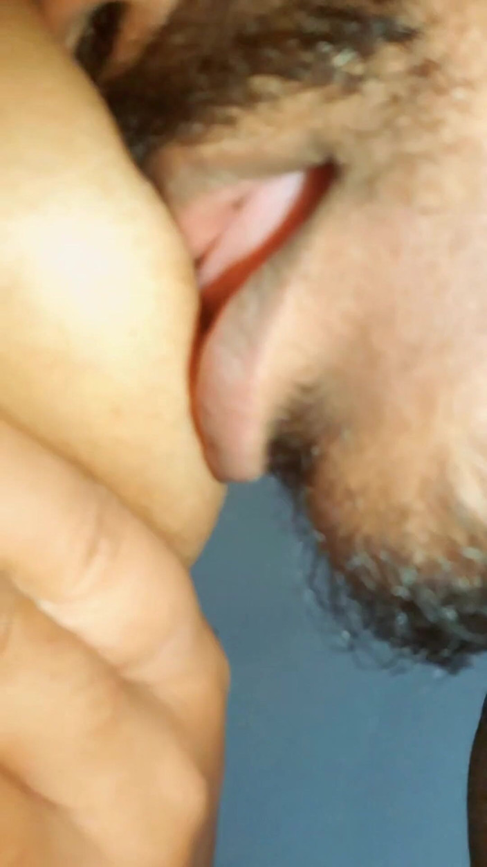 SlMilan: Le tette dello sri lanka si succhiano e leccano i...