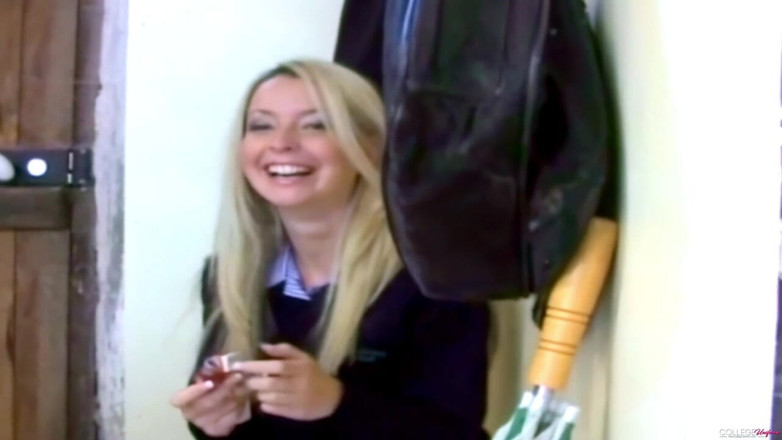 College Uniform: Tessa'nın yer aldığı fotoğraf çekimi