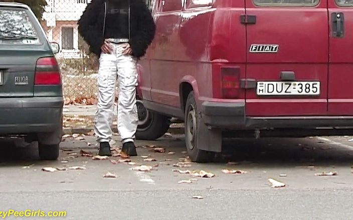 Crazy pee girls: Meisje plassend tussen de auto&amp;#039;s