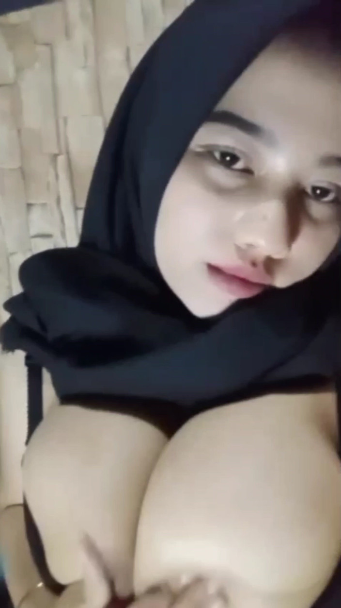 Jilbab69: Збуджений Натуральний Хіджаб З Великими Грудьми Мастурбує До Мокрого