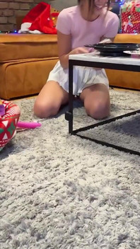 Dvě dívky jeden chlap mnoho dárků a mini ruleta hra s CFNM honění výzva