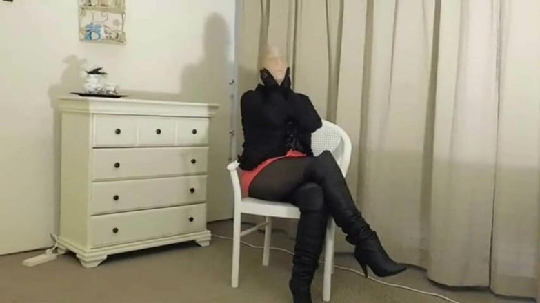 Nylon Ann: Corpo nero con maschera di nylon