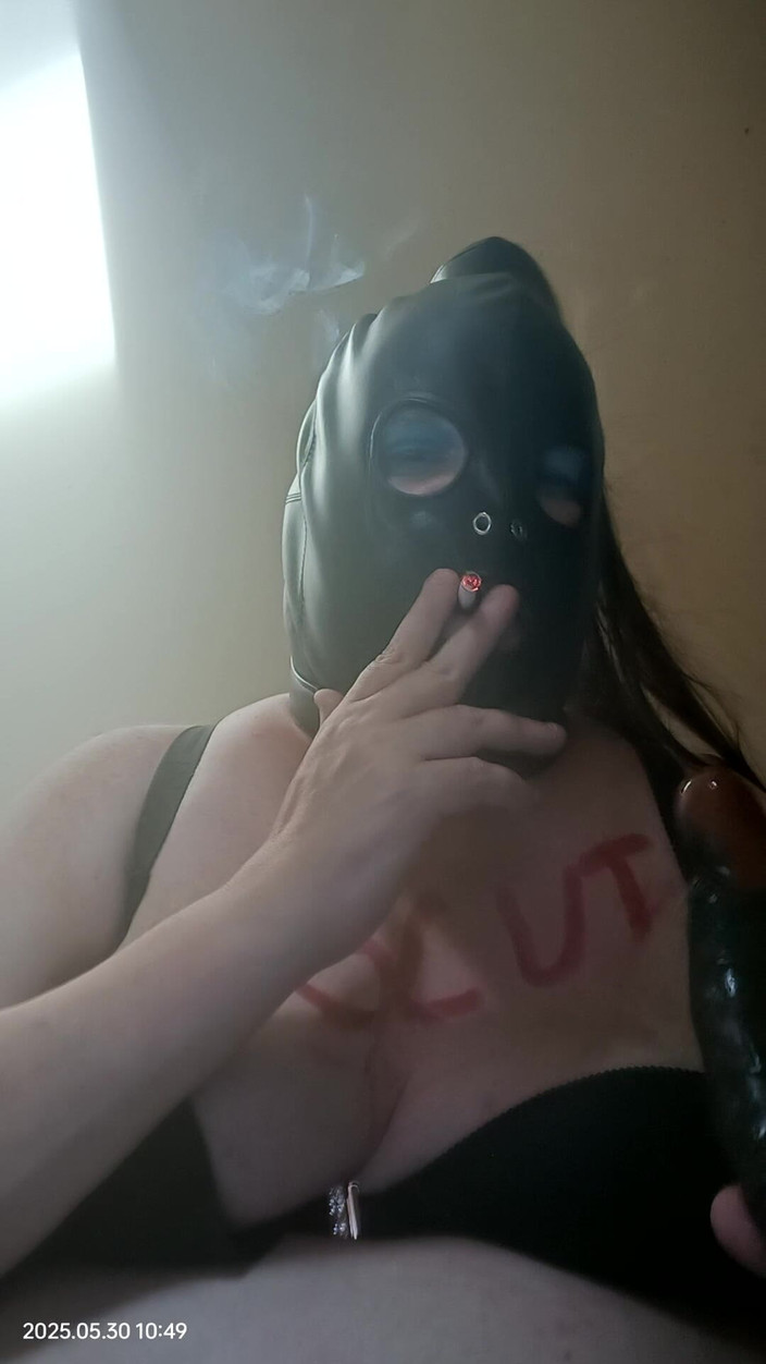 Stephanie-Nicole-TV: 胖美女电视抽烟并玩弄假阳具