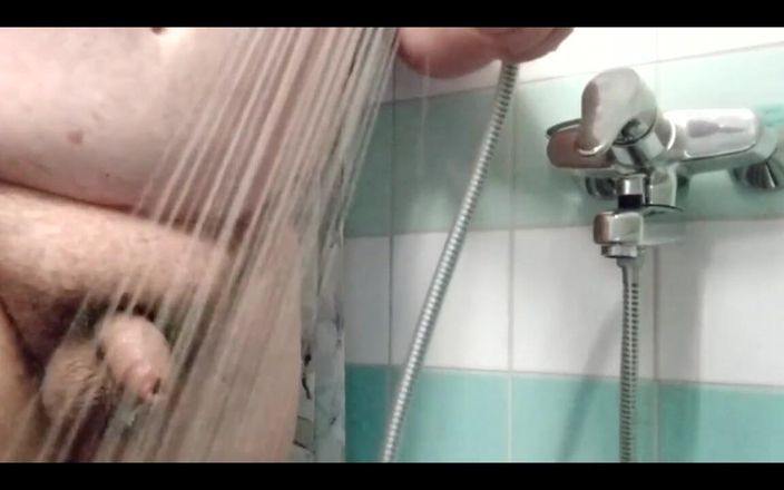 Asian slave & white superchub Master: Regardez Eve laver la bite d’Adams, comment elle remonte son...