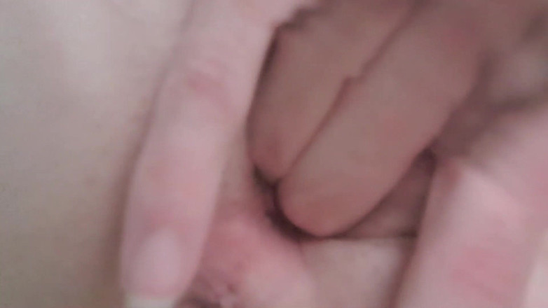 domslutfucker: Skinny Slut Fingering Her Tight Pussy Under Water Solo