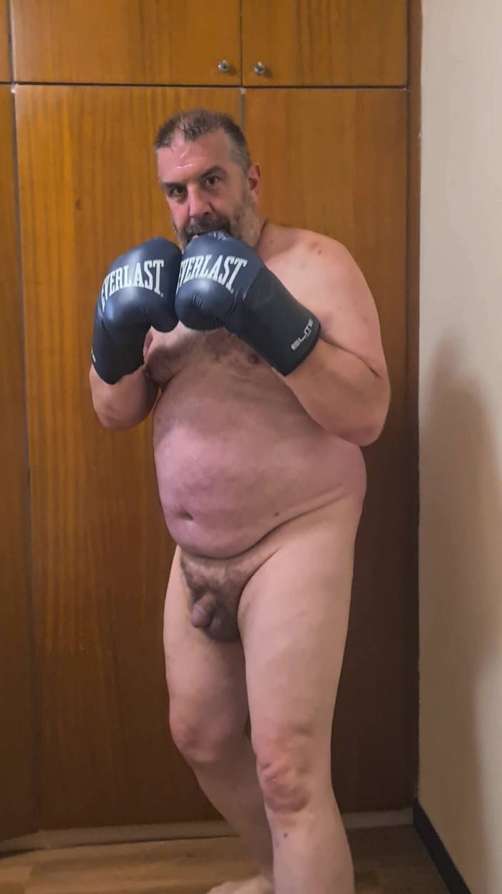Punchbagplz: Silver Daddy Boxer - POV Shadowboxing Nackt