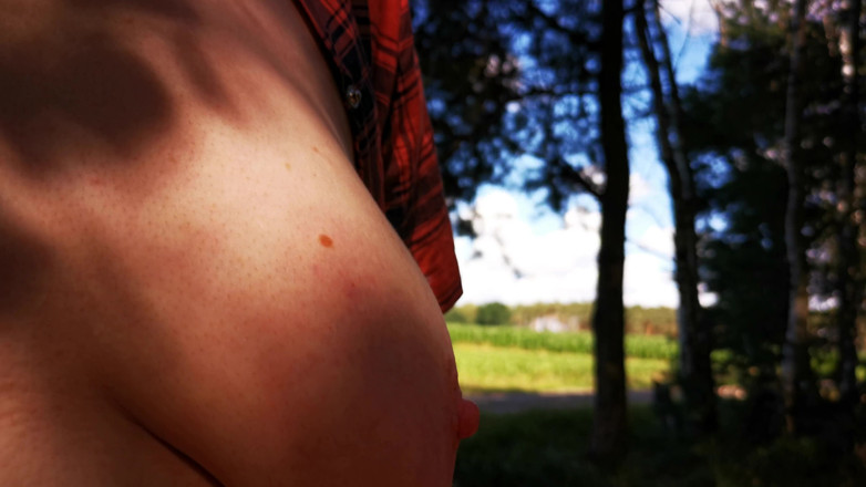 Bouncy Tits Action: Una dura schiavata delle tette nei boschi