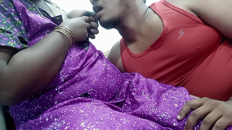 Veni: Istri tamil ini lagi asik sampai crot di toketnya