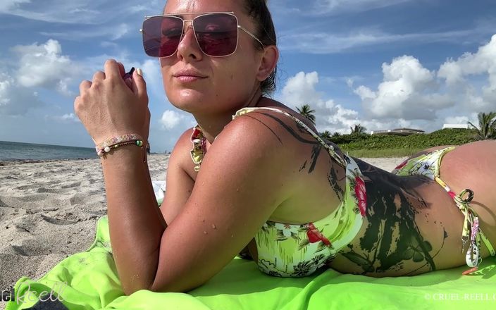 Cruel Reell: Reell - Nữ thần mặc bikini hút thuốc ở bãi biển Miami