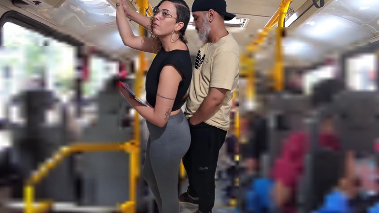 Gabi SweetCouplesStories: Pelajar nakal dicrot sperma di dalam bus