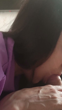 내 작은 달콤한 자지를 빠는 걸 좋아하는 배다른 여동생