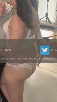 Joven esposa da mamada en la cocina y recibe facial
