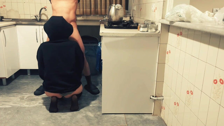 Arabe wife: Марокканская девушка занимается сексом со своим парнем на кухне