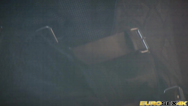 Porn Gutter: 그를 지켜보게 하고 그를 섬기게