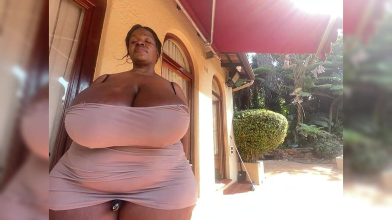 Legendary Booty Overdose: Zwarte ssbbw-milf betrapt op masturberen buitenshuis