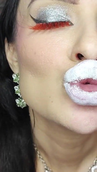 Ciuman perancis lipstik putih dari bimbo lateks sempurna