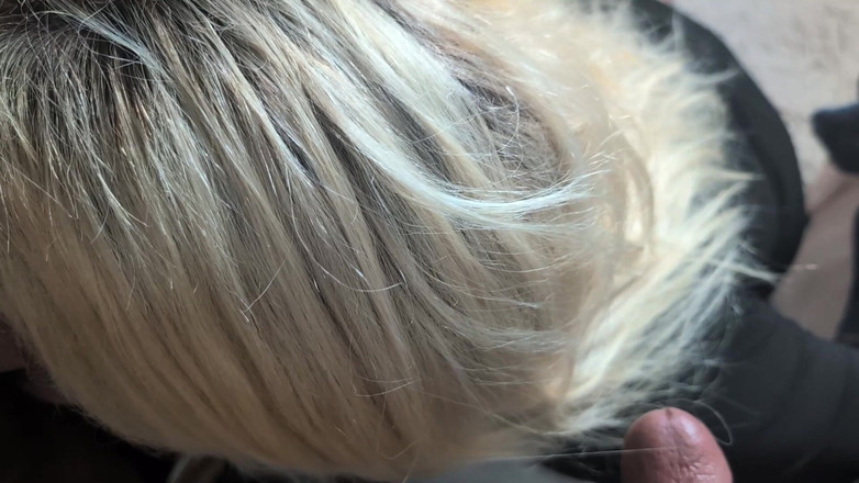 Trans and Co: 可愛いシシーが2つの大きな黒いペニスを楽しんでから熱い精液を飲む