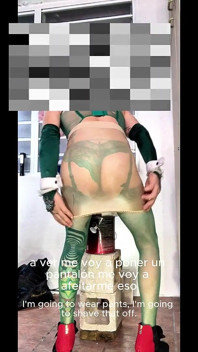 Roztomilá zelená punčocha Shemale venkovní exhibice skákací pohled dildo anál