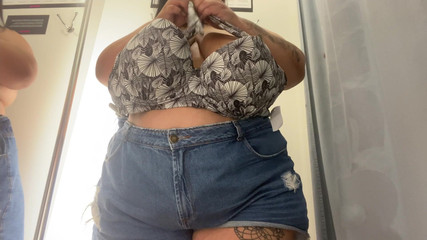 Mary Jhuana: Velká kráska se předvádí v šatně