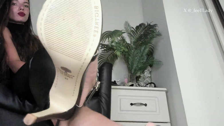 Feet lady: 발 뒤꿈치와 빨간 입술