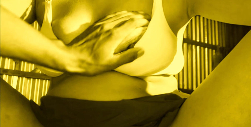 Teensex: Tante semok india menawarkan lekuk tubuh aduhainya ke debornya yang...