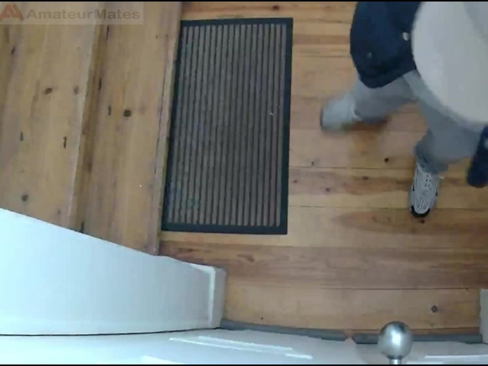 AmateurBoysPissing: Il Ragazzo Disperato Lasciato Fuori Dalla Sua Coinquilina Si Bagna...