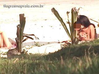 Amateurs videos: Wspaniała blondynka i brunetka opalają się nago na plaży brazylijskiego...
