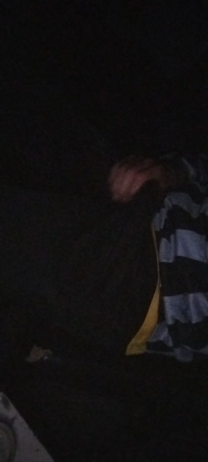 AlexAlejandro13: Pantolonunun önünde kendine dokunuyor