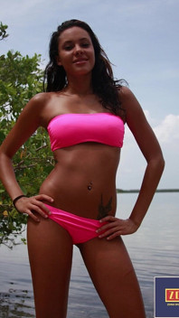La calda teen latina danica oliata e bagnata nuda sulla spiaggia