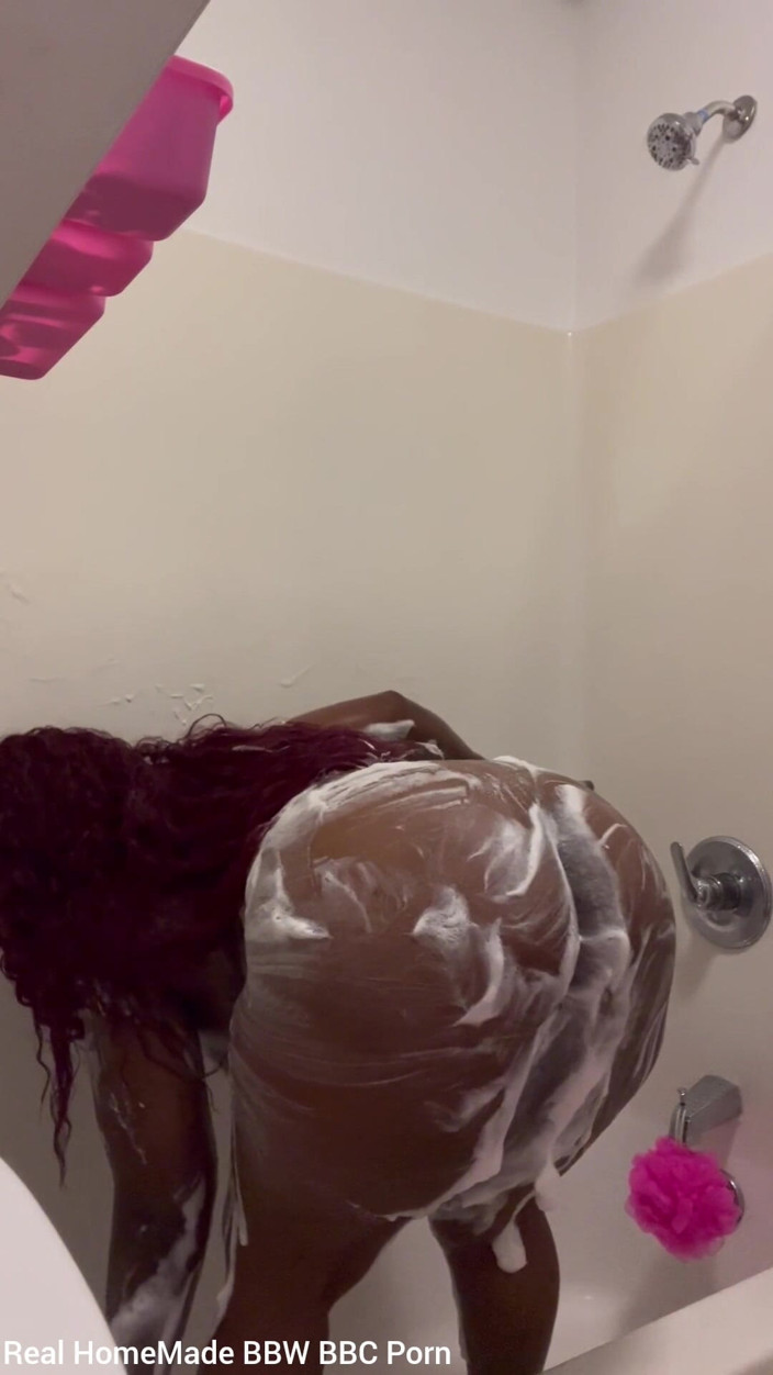Super sexy ebony cuties: La duș spălându-mi corpul sexy dolofan