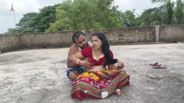 Sona bhabhi: Tante seksi india dengan tubuh aduhai dientot habis-habisan di atas...