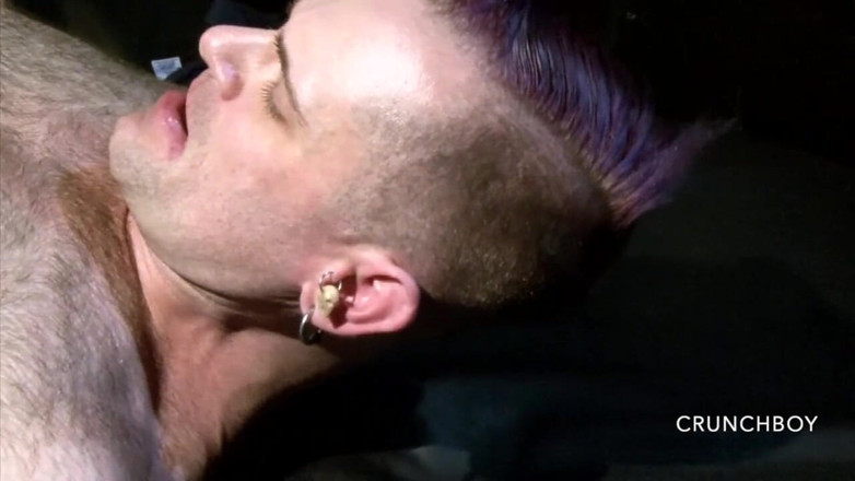 FETISH BDSM STUDIO: Behaarter junge wird ohne gummi in einem jockstrap im hinterzimmer...