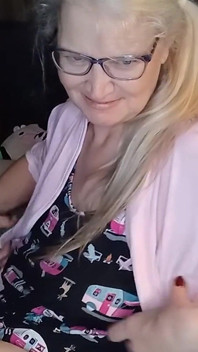 MiLF bollente si masturba fino all'orgasmo intenso in diretta su una chat privata in webcam!
