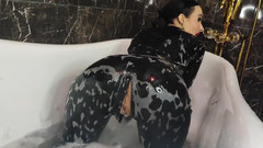 Princess18_: Koupel v zadní latexové kombinéze