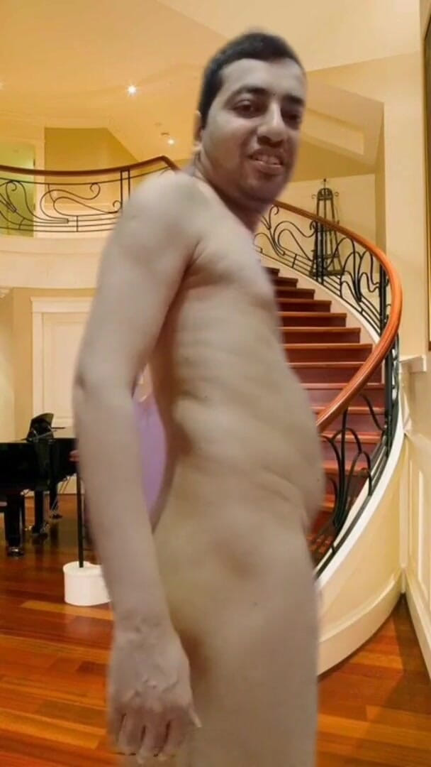 Cute & Nude Crossdresser: Nackter junge im virtuellen flur zeigt seinen sexy nackten körper...