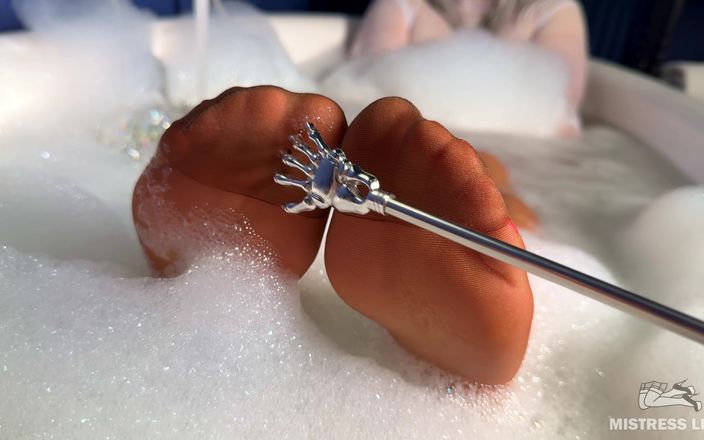 Mistress Legs: De nylon voeten van de meesteres bekrabben met een krabber...