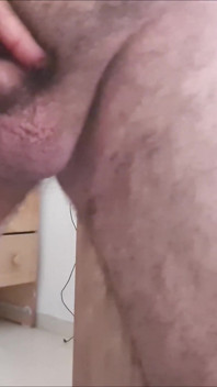 Nagi w domu. Patrząc na zewnątrz, robi się bardzo napalona. Co pozostało temu tatusiowi do zrobienia?